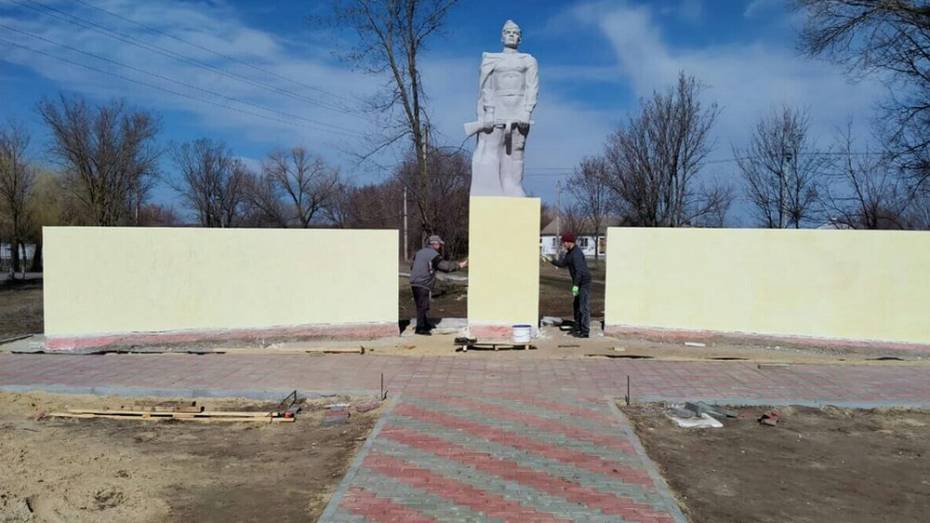 В поворинском селе Октябрьское отремонтировали памятник  воинам-односельчанам