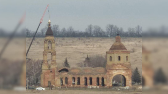 В нижнедевицком селе Кучугуры на старинном храме установили купол и колокол