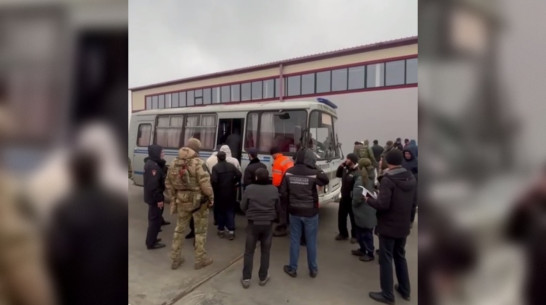 После рейда силовиков под Воронежем трех мигрантов выдворят из России