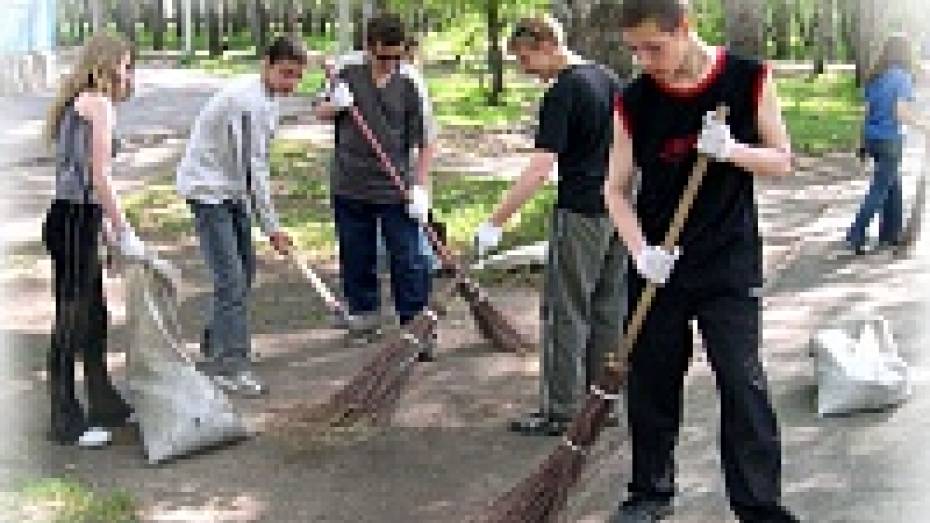 Подгоренские школьники летом подрабатывали покосом травы и ремонтом памятников