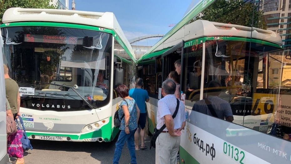 Два маршрутных автобуса столкнулись в Воронеже возле автовокзала