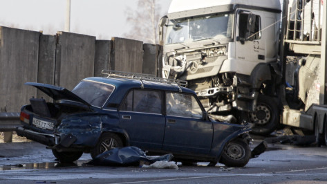В жуткой аварии под Воронежем водитель фуры отделался царапинами