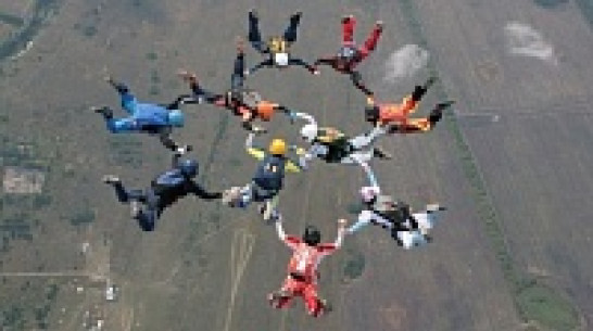 Воронежские парашютистки собирают 1,5 млн рублей на новый рекорд Черноземья 