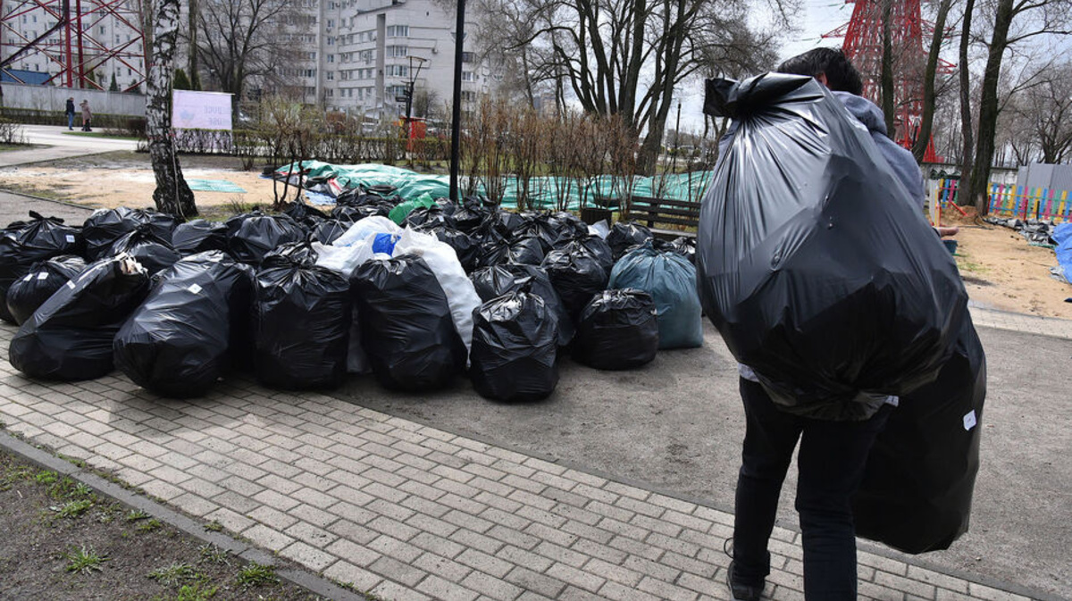20 октября 2022 года. Всемирный день чистоты 2022. Мешки с мусором на улицах в Монако.