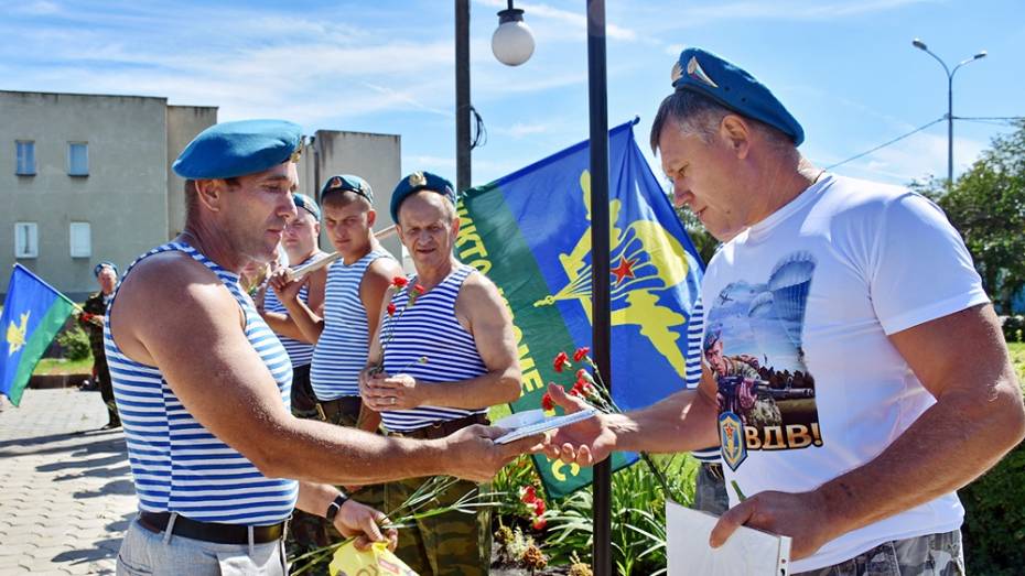 Панинский десантник первым в районе получил медаль «85 лет ВДВ»
