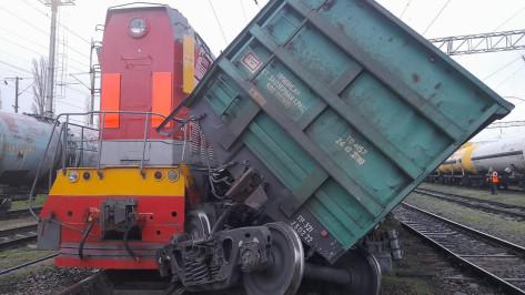 Локомотив столкнулся с грузовым вагоном на ж/д станции в воронежском райцентре