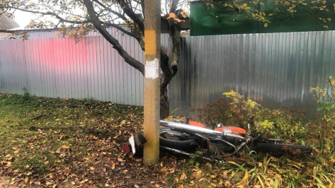 В Воронежской области мотоциклист погиб, врезавшись в автомобиль и опору ЛЭП