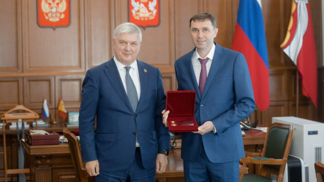 Губернатор Александр Гусев поздравил мэра Воронежа Сергея Петрина с юбилеем
