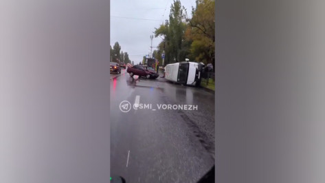 В Воронеже «Газель» влетела во встречный автомобиль и перевернулась: пострадали 2 человека