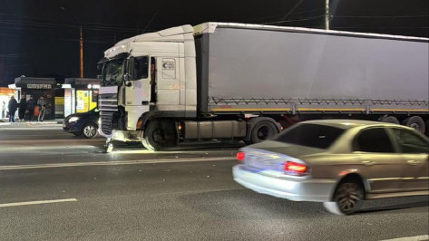 Фура насмерть сбила 33-летнюю женщину в Воронеже