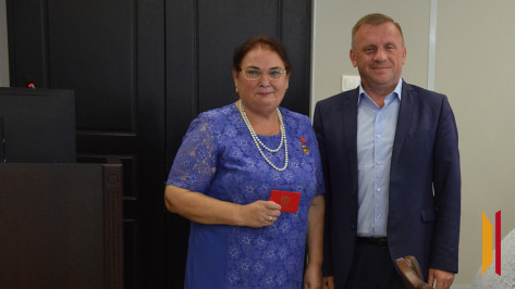 Жительнице Верхнемамонского района присвоили звание почетного ветерана области