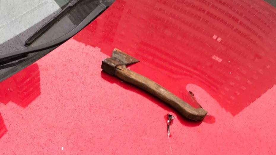 В Воронежской области полиция объявила поиски изрубившего топором чужую иномарку