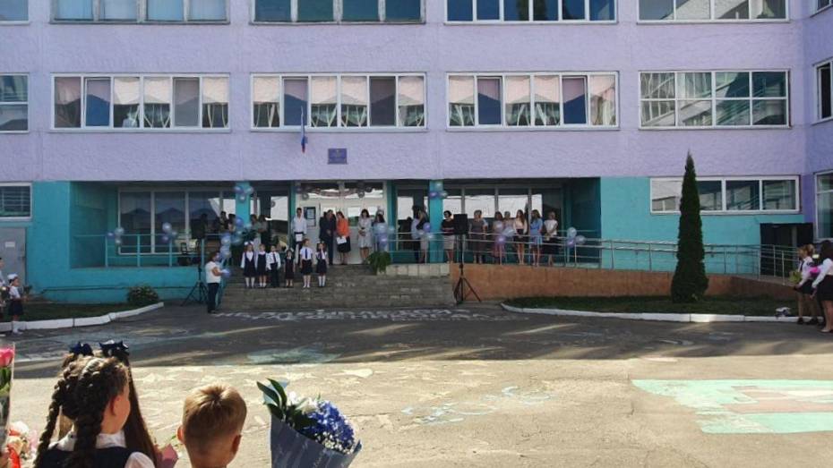 Воронежской школе передали гильзу с землей с места гибели летчика Романа Филипова