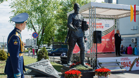 Памятник фронтовому почтальону в Воронеже обзавелся мемориальной доской