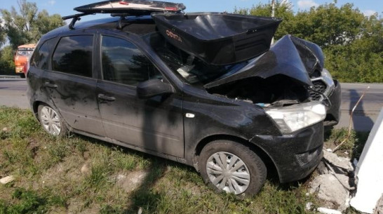 Datsun mi-DO врезался в столб в воронежском райцентре: 2 детей пострадали