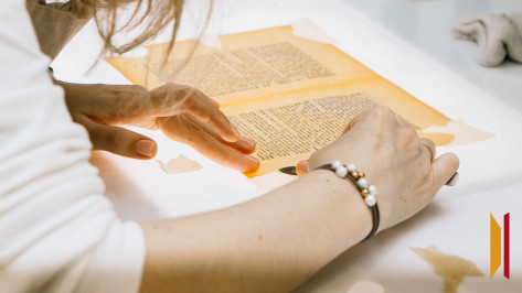 Воронежцы могут увидеть, как реставрируют редкие и ценные книги 14 февраля