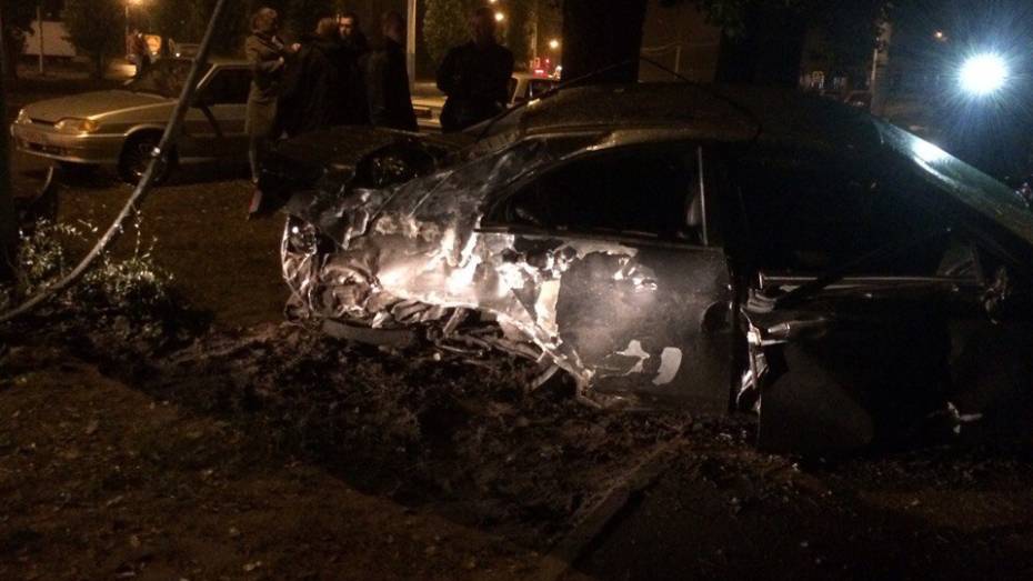 В Воронеже иномарка врезалась в столб: пострадала пассажирка