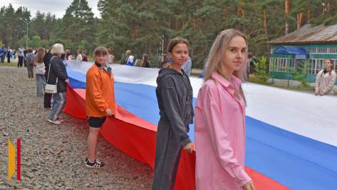 В лискинском селе Средний Икорец развернули 100-метровый триколор