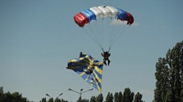 Воронежские спасатели-парашютисты начали учения в Ленинградской области