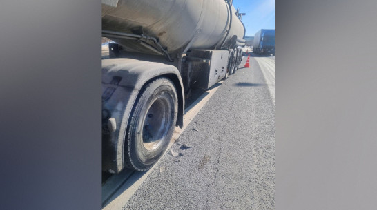 В Воронежской области фура с цистерной врезалась в легковушку