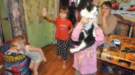 Одинокой онкобольной матери 7 детей из Воронежской области купили новый дом