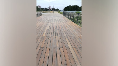 Деревянное покрытие на Петровской набережной в Воронеже отремонтировали