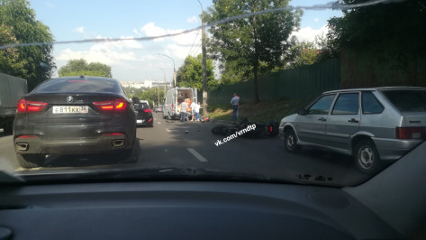 В Воронеже мотоциклист сбил насмерть пешехода и врезался в ВАЗ