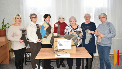 Жители борисоглебского села Чигорак передали бойцам СВО более 500 пар вязаных носков