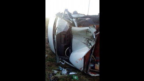 Под Воронежем «Газель» с компанией молодежи врезалась в стоящий трактор