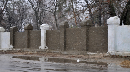 Виновник ДТП восстановил разрушенный в Павловске кладбищенский забор