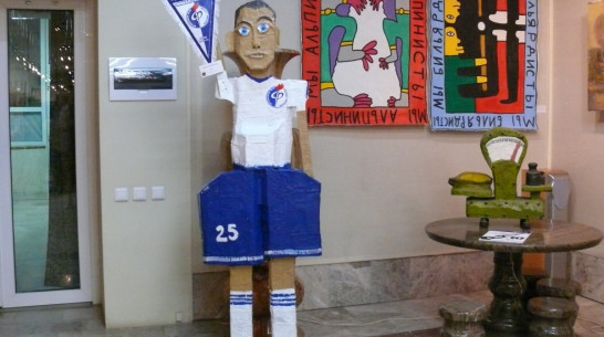 Воронежский художник вырезал деревянного футболиста команды «Факел»