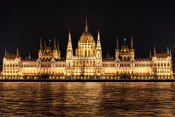 Венгрия отменила ограничения на въезд для привитых от ковида россиян