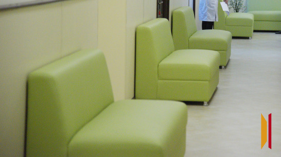 Поставщик испорченных диванов в Воронежский онкодиспансер получил условный срок