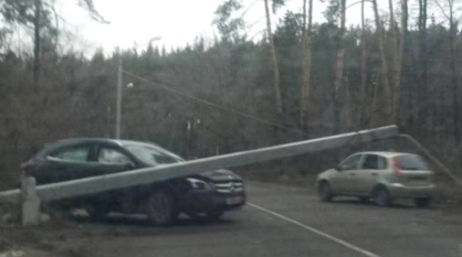 Столб рухнул на дорогую иномарку в Воронеже