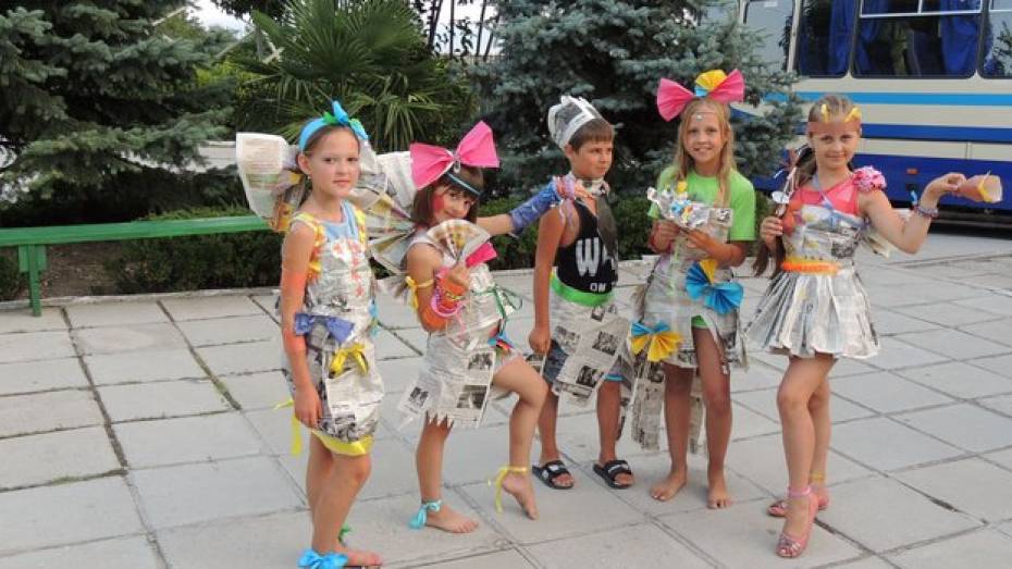 Верхнемамонские школьники продемонстрировали в Ялте костюмы из газет