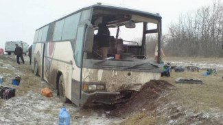 Автобус и грузовик столкнулись на трассе М4 в Воронежской области: трое пострадавших