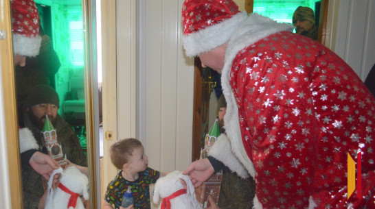 Детям из семей участников СВО Терновского района вручили новогодние подарки