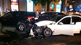 В Воронеже на площади Ленина столкнулись маршрутка и иномарки: ранена девушка