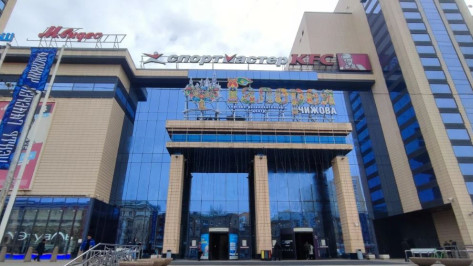 Стало известно о состоянии парня, на которого упало стекло витрины в ТРЦ «Галерея Чижова»