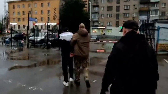 Появилось видео задержания в Воронеже участника банды наркоторговцев