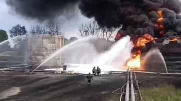 Появилось видео тушения пожара на нефтебазе в Воронеже