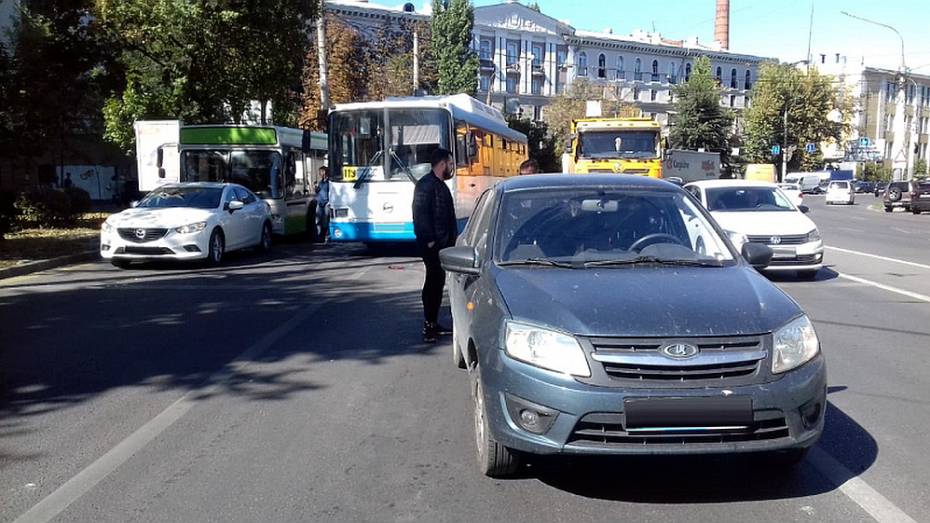 Маршрутный автобус врезался в «Ладу» в центре Воронежа