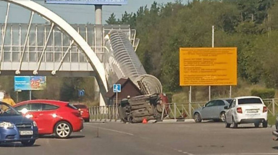 В Воронеже на проспекте Патриотов перевернулся автомобиль