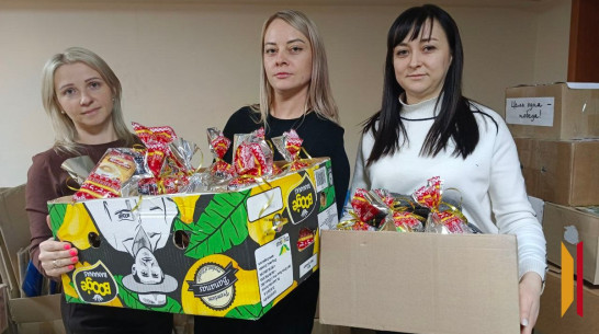 Хохольские волонтеры собрали для участников СВО новогодние подарки