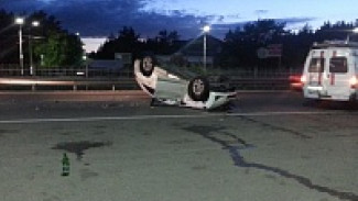 Рядом с воронежской облбольницей перевернулась иномарка, есть жертвы