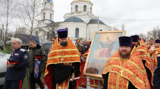 В Богучарском районе прошел крестный ход с иконой Божьей Матери «Спорительница хлебов» 