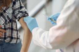 За 1,5 месяца более 414 тыс воронежцев впервые привились от коронавируса
