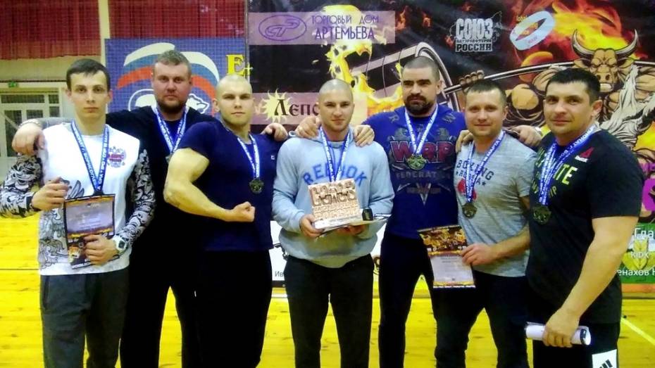 Семилукские тяжелоатлеты завоевали 9 медалей на межрегиональном турнире 