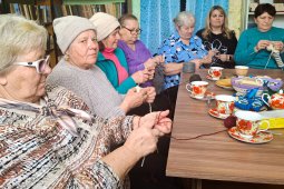 «Спицы — наше оружие»: жительницы подгоренского хутора вяжут теплые вещи для участников СВО