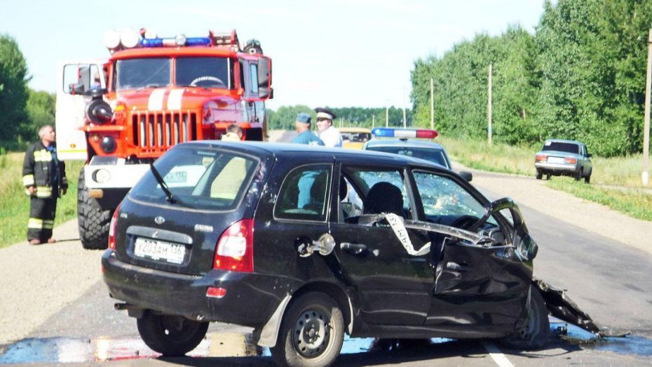 Очевидцы: при столкновении 2 машин в Воронежской области погиб младенец